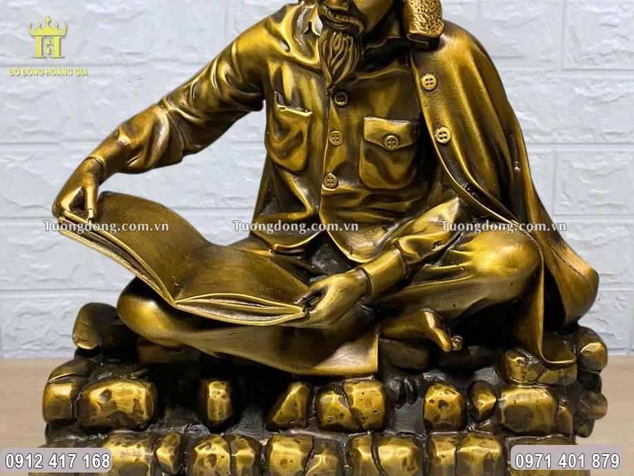 Bác ngồi đọc sách theo dáng thư thái